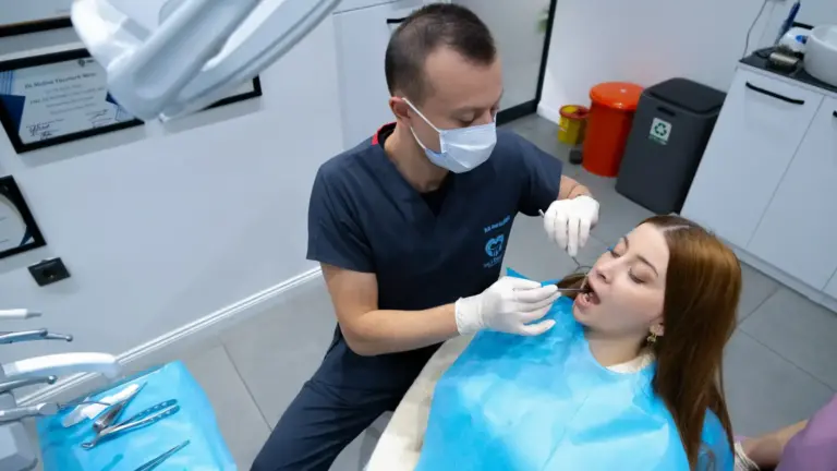İzmir implant tedavisi yapan hekimimiz